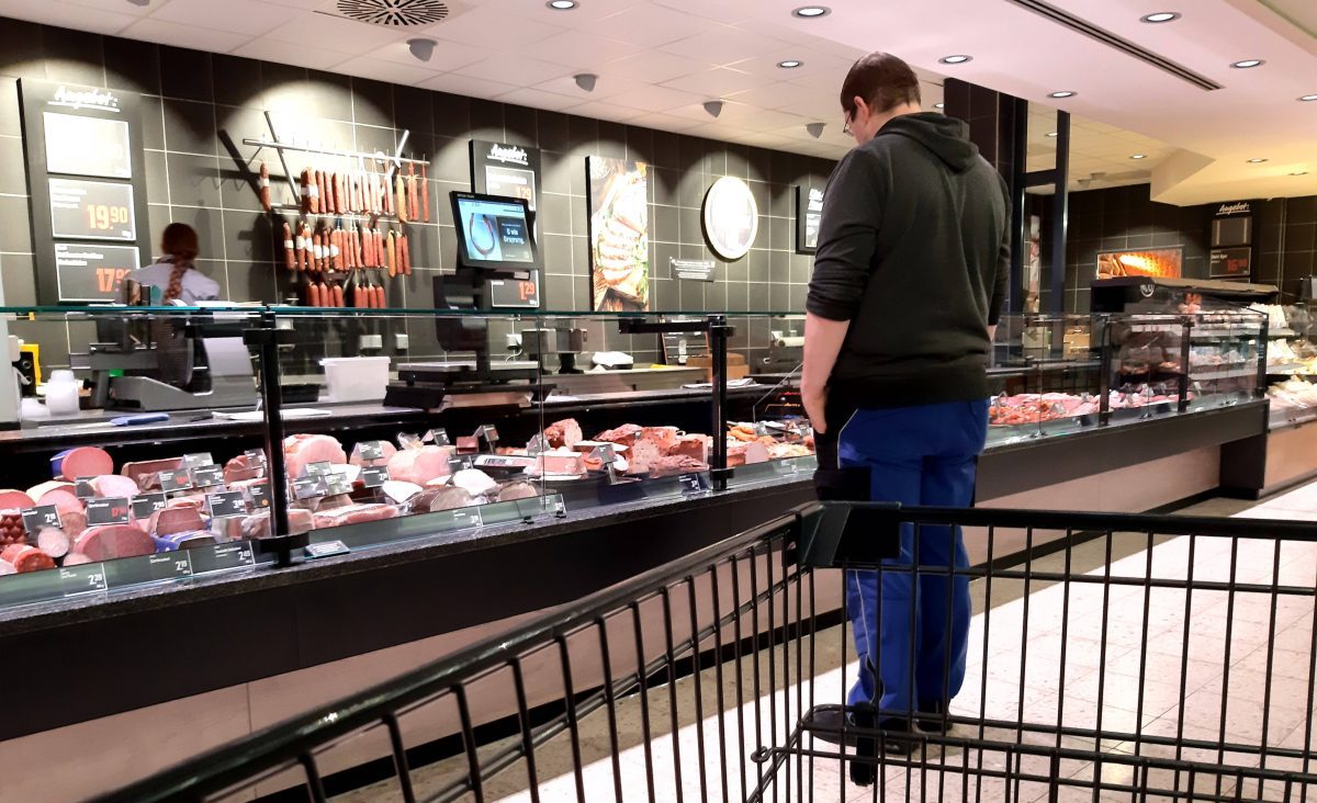 Ein Mann steht vor einer Fleischtheke in einem Edeka in Braunschweig (Symbolbild)