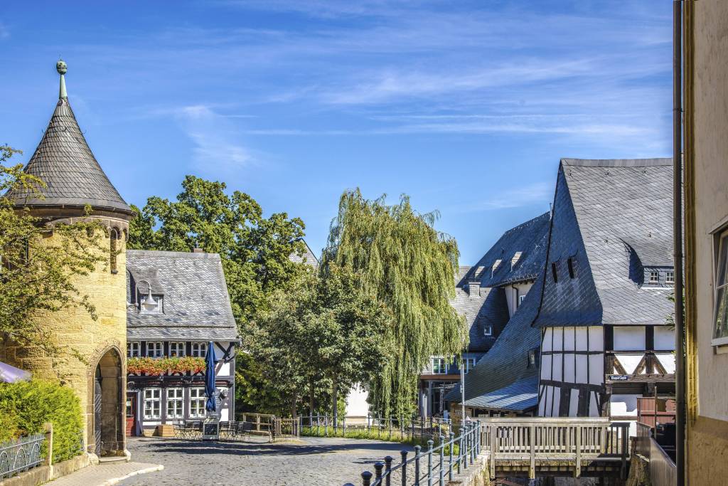 Blick auf eine Straße mit Turm der historischen Stadt Goslar