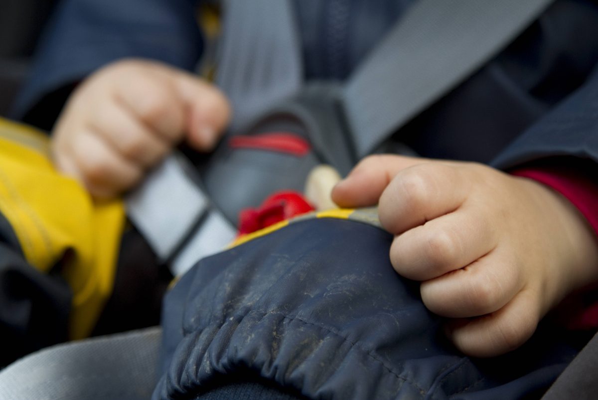 Ein Kind ist in Gifhorn in ein Auto eingesperrt. Die Feuerwehr handelt schnell und resolut.