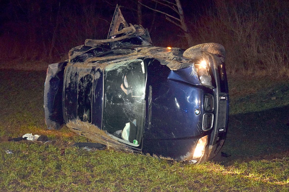 Ein Auto ist in WolfenbÃ¼ttel von der StraÃŸe abgekommen und hat sich mehrfach Ã¼berschlagen.