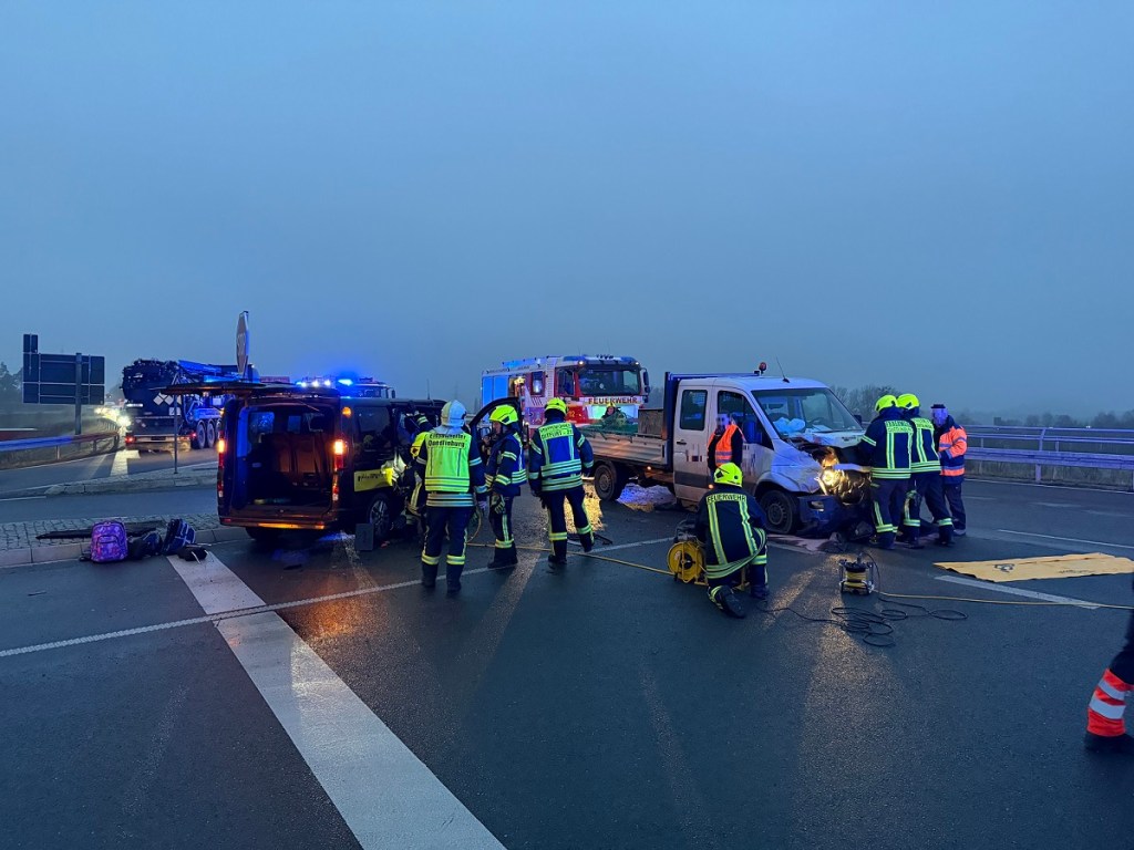 Rettungssanitäter sind im Einsatz am Unfallort in Quedlinburg (Harz)