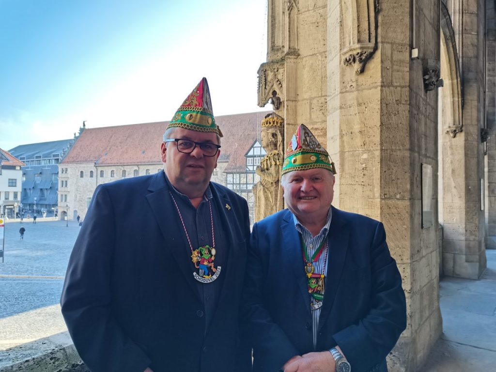 Der Zugmarschall des Braunschweiger Karnevals, Karsten Heidrich (links), und der Ehrenzugmarschall, Gerhard Baller, stehen auf dem Balkon des Braunschweiger Altstadtrathauses.