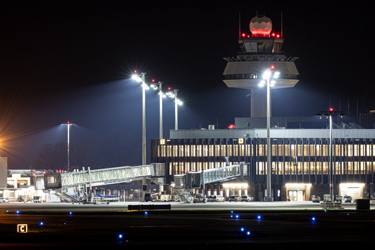 Am Flughafen Hannover hebt ein Abschiebe-Flieger ab. Sein Ziel: Der Irak. Es gibt auch spontane Proteste gegen die Aktion.