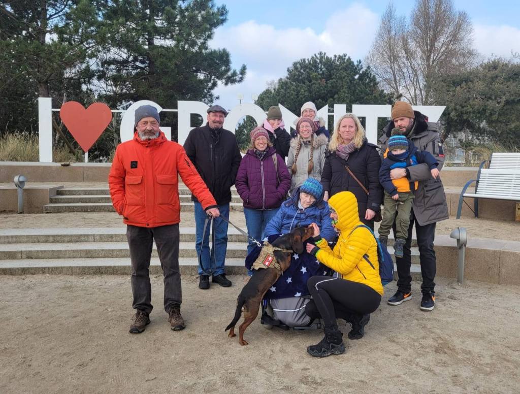 Ute mit ihrer Familie und dem Team des ASB Wünschewagen Niedersachsen.