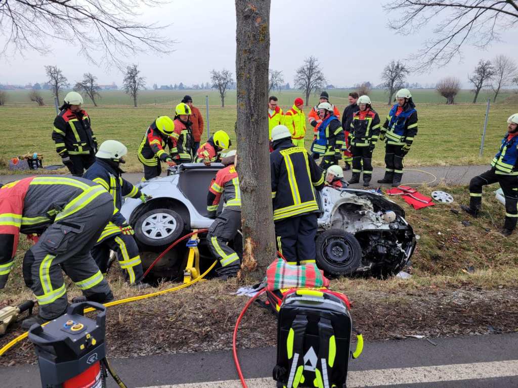 Die Einsatzkräfte mussten die Frau nach dem Unfall schonend aus dem Wrack befreien.