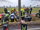 Die EinsatzkrÃ¤fte mussten die Frau nach dem Unfall schonend aus dem Wrack befreien.