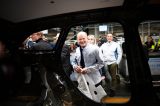 Bundeskanzler Olaf Scholz (SPD) legt im VW-Werk Emden eine DÃ¤mmmatte in einen Wagen.