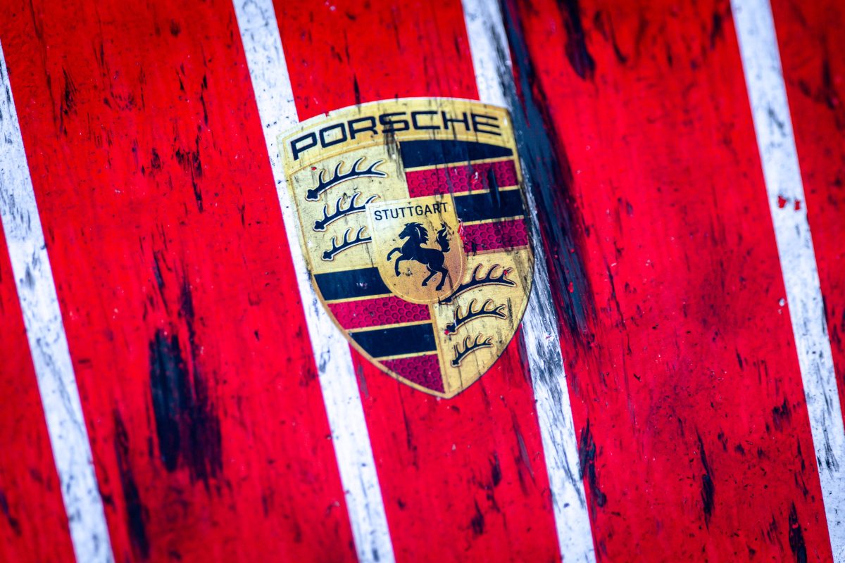 VW-Tochter Porsche will sich von zwei Topmanagern trennen. Wen es treffen soll und warum, liest du bei uns.