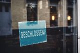 Schild in einem Schaufenster in Wolfsburg mit der Aufschrift: Geschlossen (Symbolbild)