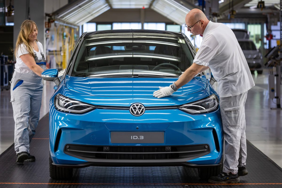 Elektrofahrzeuge VW ID3 werden in einer Montagehalle der Volkswagen Sachsen GmbH in Zwickau montiert. (Archivbild)