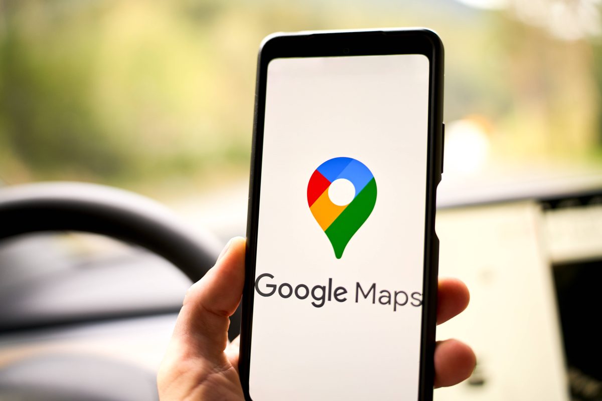 Google Maps Navigation Logo auf einem Smartphone in einem Auto vor einem Navi bzw. NavigationsgerÃ¤t (Symbolbild fÃ¼r die Umbenennung einer StraÃŸe in Braunschweig)