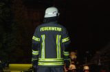 Ein Feuerwehrmann steht in Feuerwehruniformen bei einem Feuer, Brand. Niedersachsen (Symbolbild)