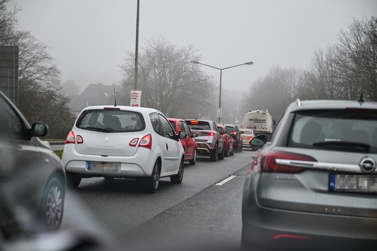 Autos stehen am Mittwoch, 05. Februar 2025 im Stau an der Hatzper StraÃŸe in Essen-Haarzopf.