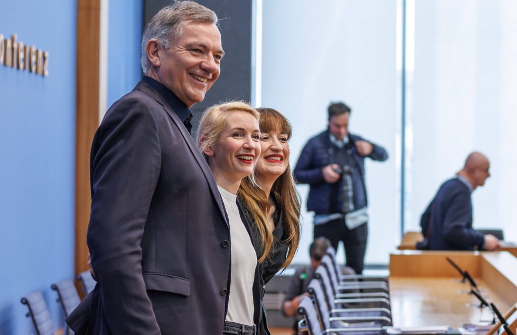 Haben gut lachen: Jan van Aken, Ines Schwerdtner und Heidi Reichinnek von der Linkspartei. 