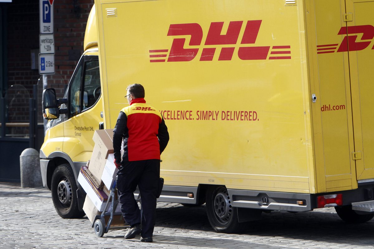 Ein Paketzusteller von DHL bei seiner Arbeit.