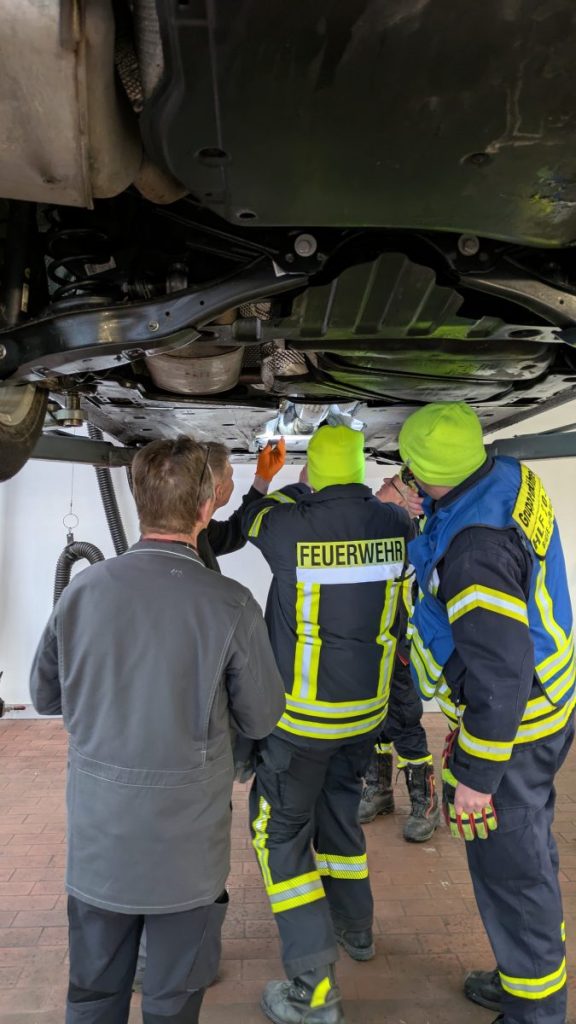 Im VW-Autohaus wurden Verkleidungen am Unterboden des Passats entfernt.