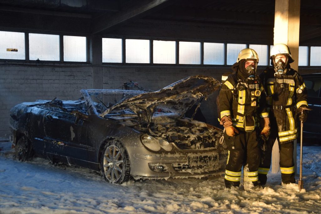 Die Feuerwehr konnte das Auto nicht mehr retten.