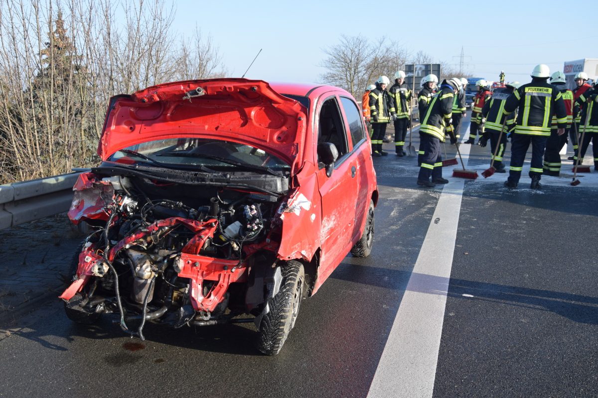 Das Auto prallte mit voller Wucht gegen die Leitplanke.