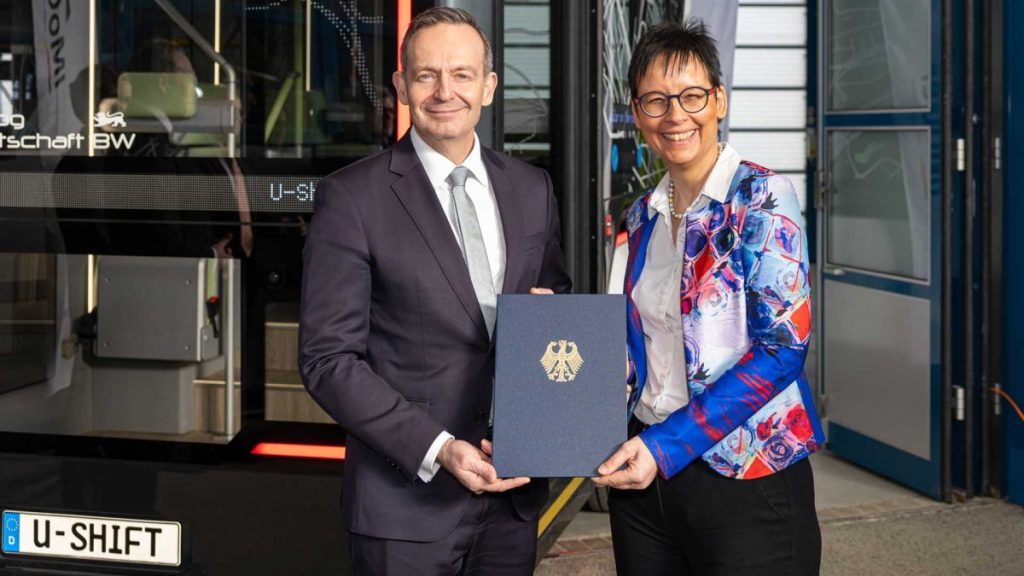 Übergabe des Fördermittelbescheids für das Forschungsprojekt "IMoGer": Bundesverkehrsminister Volker Wissing und Meike Jipp (DLR-Bereichsvorständin Energie und Verkehr).