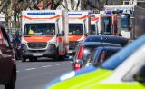 Rettungswagen stehen vor einem Werk von Continental. Nach einer Explosion beim Autozulieferer und Reifenhersteller Continental ist die Feuerwehr in Hannover zu einem grÃ¶ÃŸeren Einsatz ausgerÃ¼ckt.