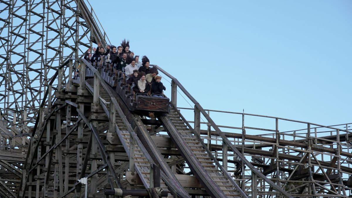 Menschen sitzen in einer Achterbahn im Heide Park (Symbolbild)