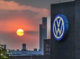 vw werk mit Logo wÃ¤hrend des Sonnenuntergangs